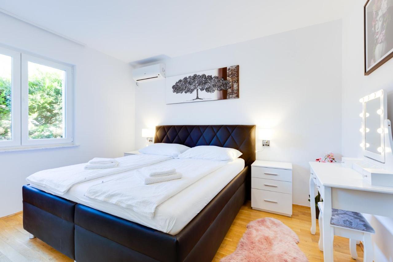 Apartment Kamila Krk Town Exterior photo